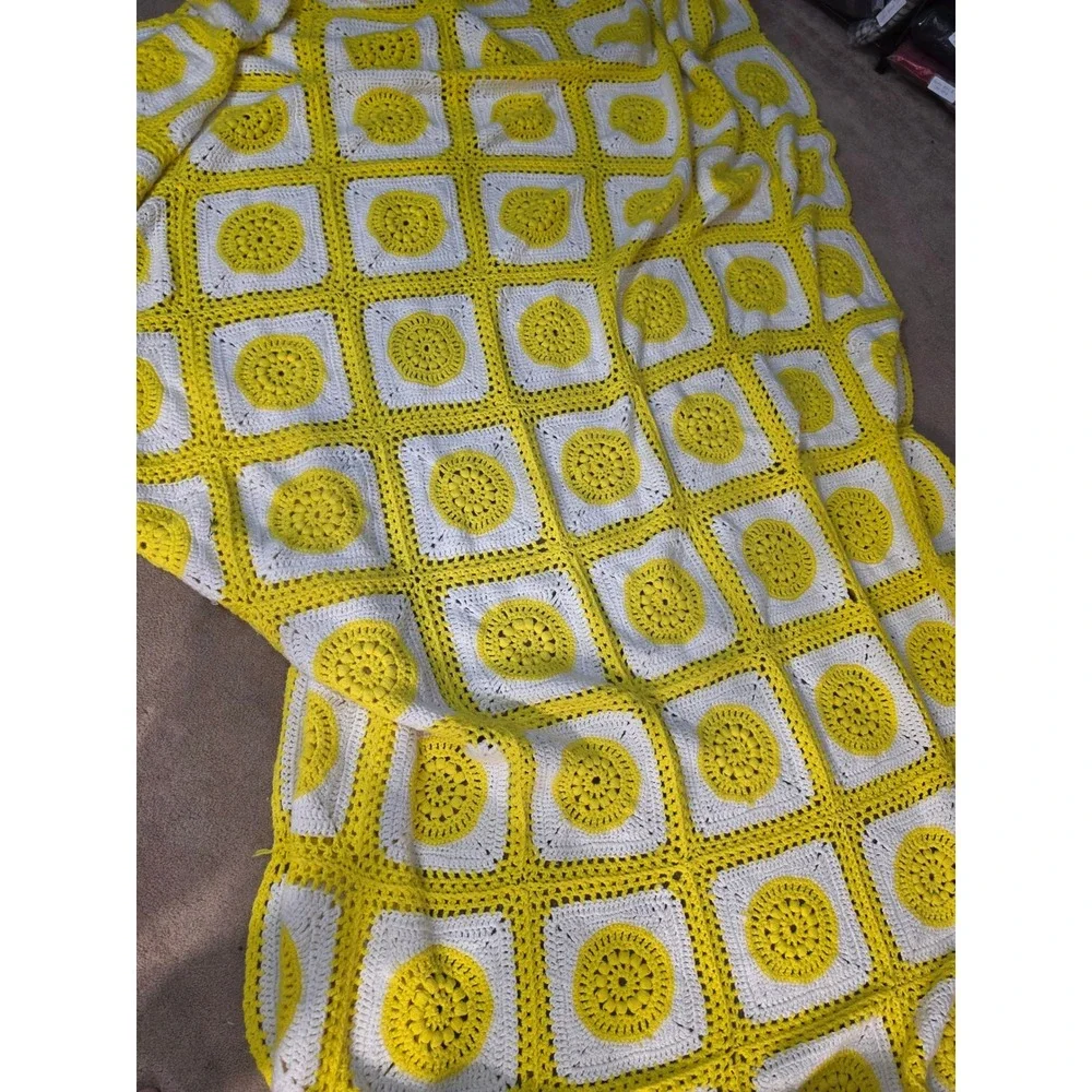 Handmade Crochet Afghan Blanket Yellow White Sunburst Granny Square 112x150‎